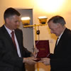 Predsednik opštine Čajetina Milan Stamatović uručuje plaketu glumcu Petru Kralju Milan Stamatovic i Petar Kralj